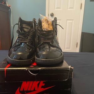 Jordan 1 black metallic gold